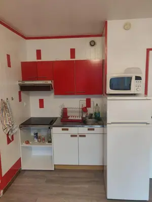 Cuisine ou kitchenette dans l'établissement Appartement F3 Cabourg près plage hippodrome centre-ville