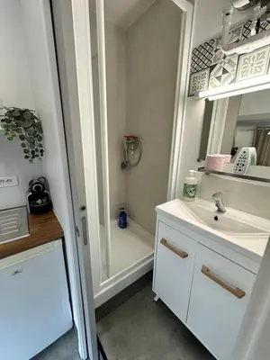 Salle de bains dans l'établissement STUDIO proche commodité et gare . Centre ville