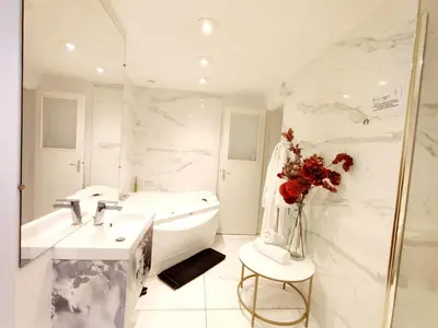 Salle de bains dans l'établissement Suite 50 Nuances avec Balnéothérapie pour 2