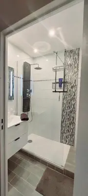 Salle de bains dans l'établissement Cosy appartement dans une villa avec piscine, proche du centre et de la mer