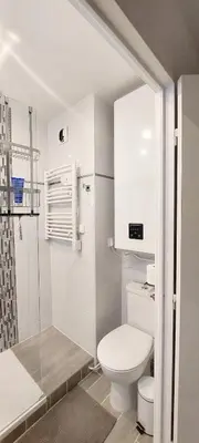 Salle de bains dans l'établissement Cosy appartement dans une villa avec piscine, proche du centre et de la mer