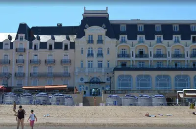 Plan de l'établissement Cosy appartement dans une villa avec piscine, proche du centre et de la mer