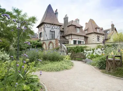 Jardin de l'établissement Cosy appartement dans une villa avec piscine, proche du centre et de la mer