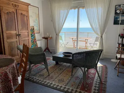 Vue générale sur la mer ou vue sur la mer prise depuis l'appartement