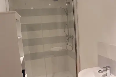 Salle de bains dans l'établissement HYPER CENTRE - WIFI FIBRE GRATUIT - JERGWELOH - Le Londonien