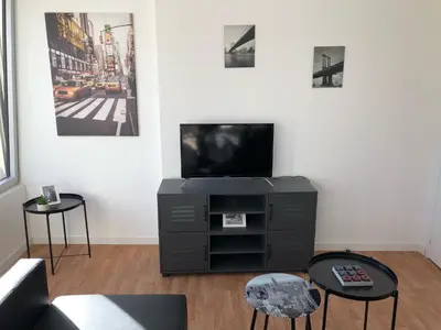 Télévision ou salle de divertissement dans l'établissement HYPER CENTRE - WIFI FIBRE GRATUIT - JERGWELOH - Le New Yorkais