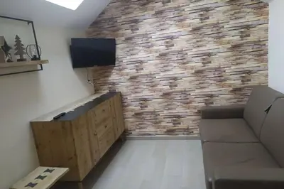 Télévision ou salle de divertissement dans l'établissement chalet avec jardin proche du Mont Saint Michel