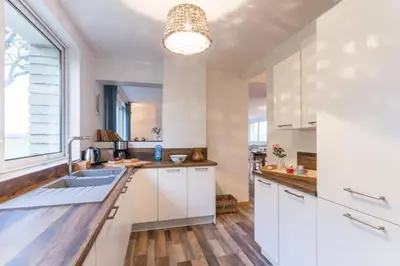 Cuisine ou kitchenette dans l'établissement La Maison Bleue au coeur des Plages du Débarquement