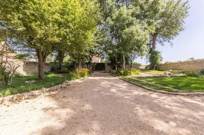 Jardin de l'établissement La Maison Bleue au coeur des Plages du Débarquement