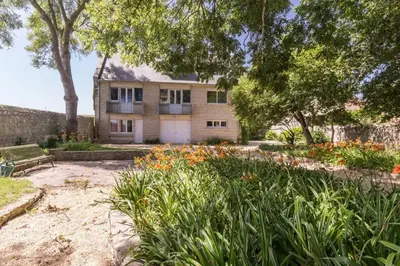 Jardin de l'établissement La Maison Bleue au coeur des Plages du Débarquement