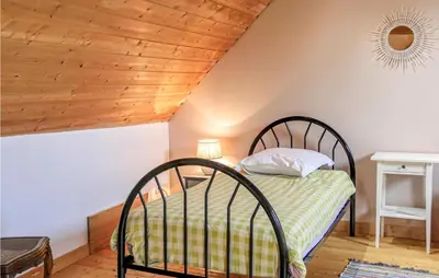 Un ou plusieurs lits dans un hébergement de l'établissement 2 Bedroom Cozy Home In La Meauffe