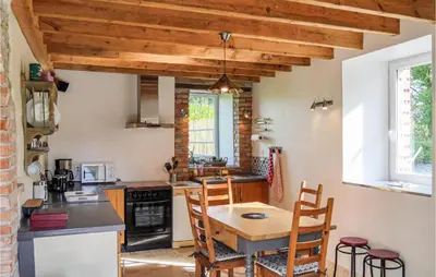Cuisine ou kitchenette dans l'établissement 2 Bedroom Cozy Home In La Meauffe