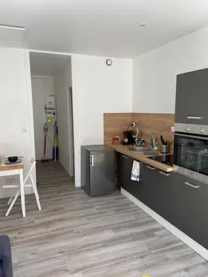 Cuisine ou kitchenette dans l'établissement Cosy Flat Carteret - Appartement centre bourg - 4 personnes