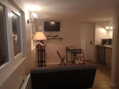 Télévision ou salle de divertissement dans l'établissement Charmante Maison studio proche mer et commerces