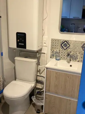 Salle de bains dans l'établissement STUDIO CANCALE - PORT DE LA HOULE - classé 2 étoiles