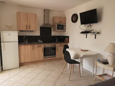 Cuisine ou kitchenette dans l'établissement Appartement 2 pièces avec terrasse proche mer et commerces