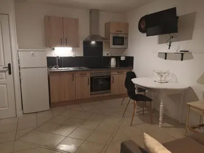 Cuisine ou kitchenette dans l'établissement Appartement 2 pièces avec terrasse proche mer et commerces