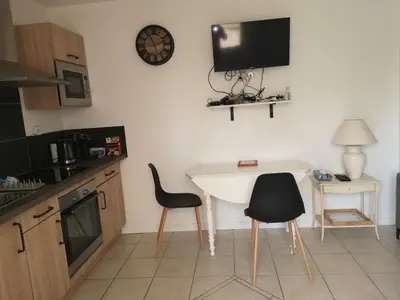 Cuisine ou kitchenette dans l'établissement Appartement 2 pièces avec terrasse proche mer et commerces