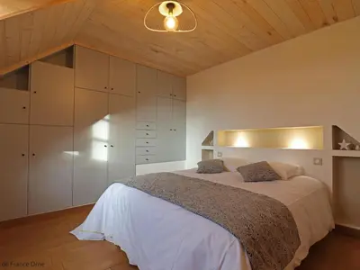 Un ou plusieurs lits dans un hébergement de l'établissement Maison authentique près d'un étang avec animaux acceptés, linge et ménage inclus - FR-1-497-142
