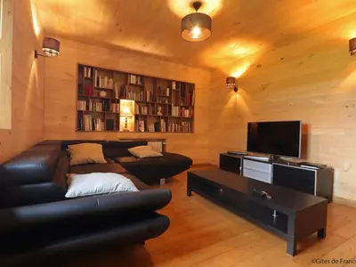 Télévision ou salle de divertissement dans l'établissement Maison authentique près d'un étang avec animaux acceptés, linge et ménage inclus - FR-1-497-142