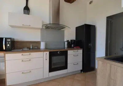 Cuisine ou kitchenette dans l'établissement Appartement lumineux et cosy avec jardin vue sur chateau près Port en Bessin, Bayeux et Omaha Beach