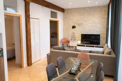 Télévision ou salle de divertissement dans l'établissement Appartement lumineux et cosy avec jardin vue sur chateau près Port en Bessin, Bayeux et Omaha Beach