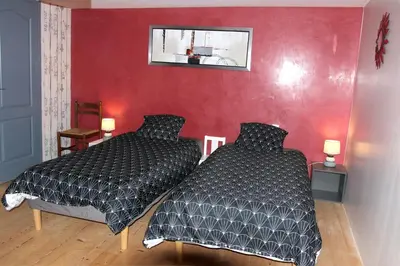 Un ou plusieurs lits dans un hébergement de l'établissement Maison charmante près de Sains avec spa et jardin clos