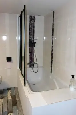 Salle de bains dans l'établissement Maison charmante près de Sains avec spa et jardin clos
