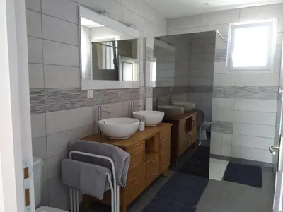 Salle de bains dans l'établissement Maison de vacances près de la mer à Créances