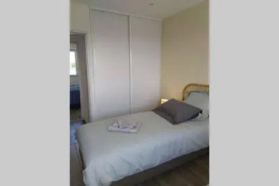 Un ou plusieurs lits dans un hébergement de l'établissement Maison de vacances près de la mer à Créances