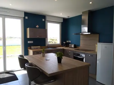 Cuisine ou kitchenette dans l'établissement Maison de vacances près de la mer à Créances