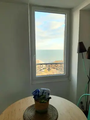 Vue générale sur la mer ou vue sur la mer prise depuis l'appartement