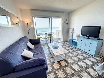 Télévision ou salle de divertissement dans l'établissement Appartement en front de mer avec balcon et parking privatif - FR-1-361-360