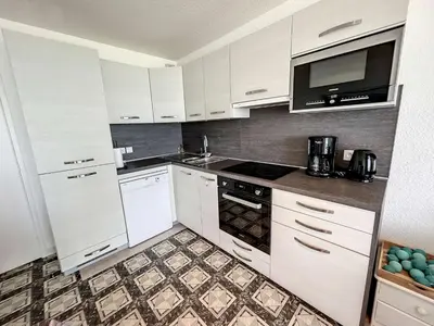 Cuisine ou kitchenette dans l'établissement Appartement en front de mer avec balcon et parking privatif - FR-1-361-360