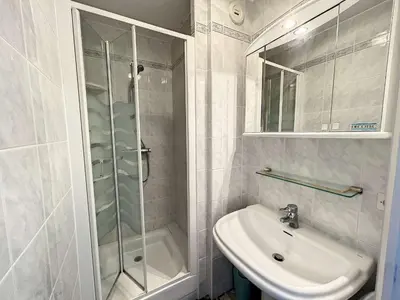 Salle de bains dans l'établissement Appartement en front de mer avec balcon et parking privatif - FR-1-361-360
