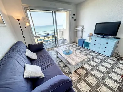 Télévision ou salle de divertissement dans l'établissement Appartement en front de mer avec balcon et parking privatif - FR-1-361-360
