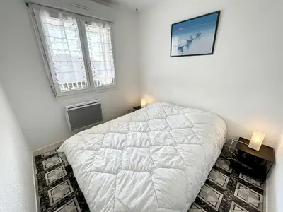 Un ou plusieurs lits dans un hébergement de l'établissement Appartement en front de mer avec balcon et parking privatif - FR-1-361-360
