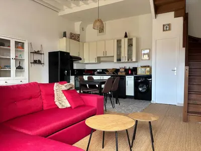 Cuisine ou kitchenette dans l'établissement Les Douves Duplex 5 personnes lumineux avec jardin et terrasse aménagée , vue sur château à 5mn de la mer, proche Omaha Beach et Bayeux
