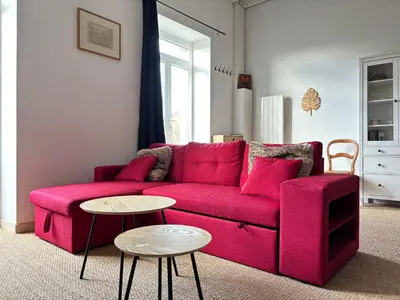 Coin salon dans l'établissement Les Douves Duplex 5 personnes lumineux avec jardin et terrasse aménagée , vue sur château à 5mn de la mer, proche Omaha Beach et Bayeux