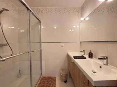 Salle de bains dans l'établissement Les Douves Duplex 5 personnes lumineux avec jardin et terrasse aménagée , vue sur château à 5mn de la mer, proche Omaha Beach et Bayeux