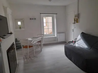 Coin salon dans l'établissement Promo Studio Wi-Fi à Courseulles-sur-Mer au 1er étage