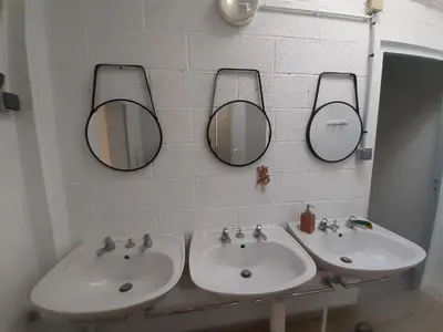 Salle de bains dans l'établissement Gîte 5 places -Mont Saint-Michel- La Taniere le Jersey