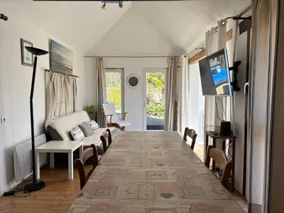 Télévision ou salle de divertissement dans l'établissement Maison de campagne lumineuse spacieuse dans impasse au calme a proximité d'un chateau deux vérandas grand jardin cabane pour vélos, pres Port en Bessin et Bayeux, proche plages du débarquement