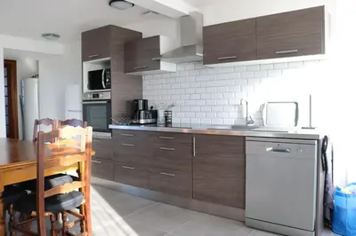 Cuisine ou kitchenette dans l'établissement LES SALINES 47A Gîte touristique 3 étoiles