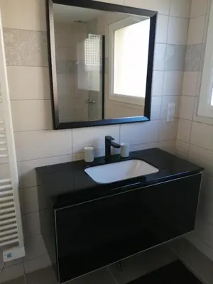 Salle de bains dans l'établissement LE BELLEVUE 47 gîte touristique 3 étoiles