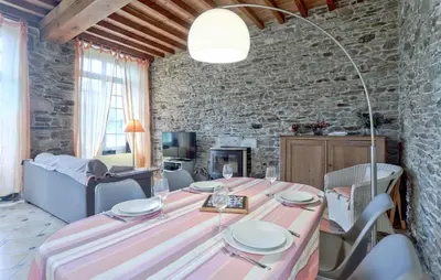 Coin salon dans l'établissement Stunning Home In Gonneville-Le-Theil