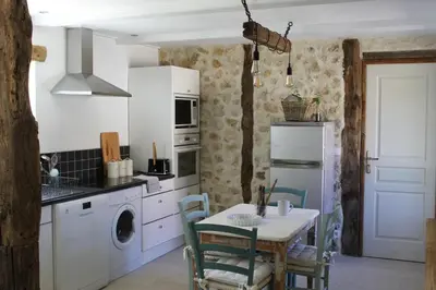Cuisine ou kitchenette dans l'établissement La Cour Souveraine - Gîte Omaha