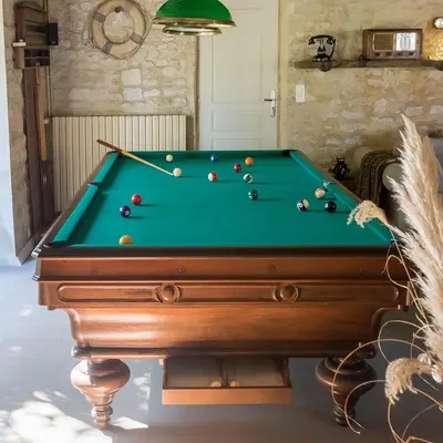 Billard dans l'établissement La Cour Souveraine - Gîte Omaha