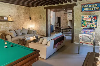 Salle de jeux dans l'établissement La Cour Souveraine - Gîte Omaha
