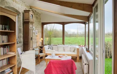 Coin salon dans l'établissement Nice Home In Auxais With Kitchenette